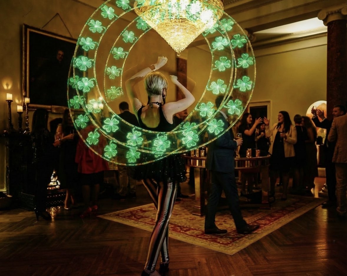 oddleents's tweet image. 🍀✨ Happy #StPatricksDay ✨🍀

Lighting up the celebrations with a swirl of green as one of our performers spin programmed #pixel equipment, creating stunning trails of light in honour of the day 💚🇮🇪

#LEDPerformance #UKEvents #GreenVibes