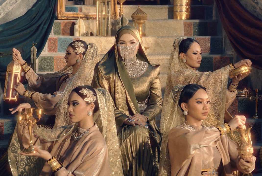 Ya Habibi Ya Aidilfitri

Lagu raya ke-3 Aina Abdul tahun ni rasmi keluar 12 tengah malam ni dan muzik video pula tepat jam 12 tengah malam Saudi atau 5 pagi waktu Malaysia 🕺🏻

Link youtube dibawah:￼