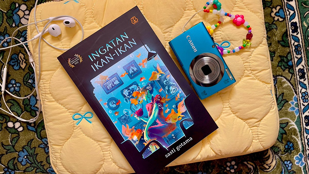 bielbiey's tweet photo. BUKU HIS-FIC FAVORITKU CETAK COVER BARU!!!!! 🥹💙 @bentangpustaka 

Buku “Ingatan Ikan-Ikan” dari Sasti Gotama ini pemenang Kusala Sastra Khatulistiwa 2025. Buku cantik yang isinya mengorek luka kelam peristiwa 1998🥀 https://t.co/0so8LwWI3n