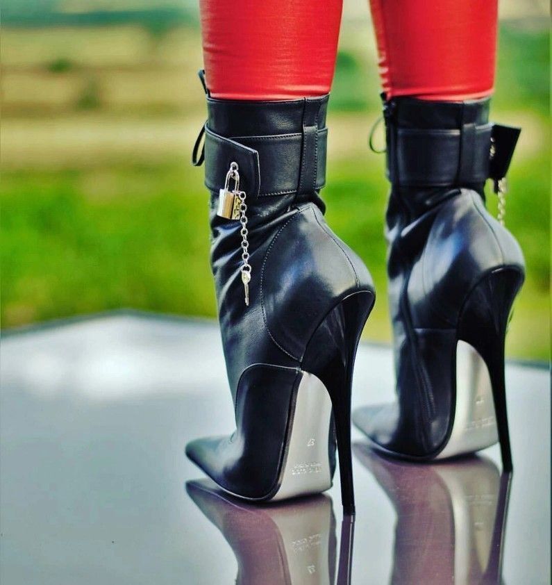 DaisyBrookside's tweet photo. Like and RT if you love these shoes #HighHeels #ShoeAddict #HeelsOfTheDay https://t.co/PIEO0XCPQD