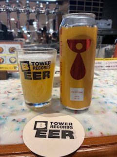 TRC_beerShibuya's tweet photo. 【TOWER RECORDS BEER】
2/28タワレコ渋谷6Fアナログレコード売場に
ビアバーオープン！
音楽が流れるレコードに囲まれた最高のフロアで
全12タップのクラフトビールを楽しめます！
人気ブルワリーとのコラボビールもアリ🍻
瓶と缶はフロア飲み歩きOK🎵

#towerrecordsbeer
#タワレコビアバー https://t.co/t9qe7zNdbu