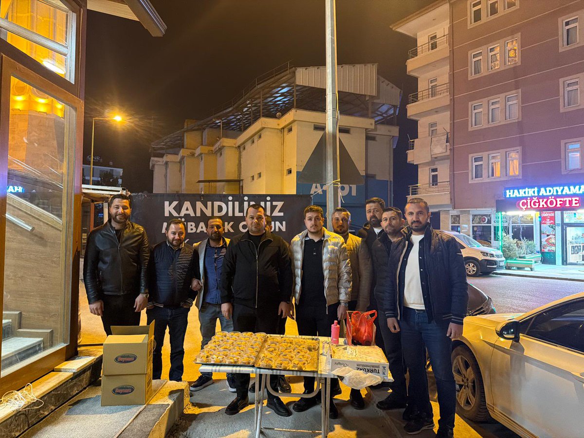 İlçe Başkanımız Sayın Satılmış Ezandemir ve Yönetim Kurulumuz, Kadir Gecesi münasebetiyle Ömür Dede Camii’nde Hemşerilerimize ikramda bulunmuştur.