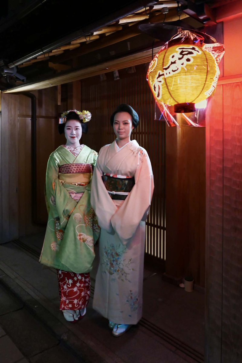 こんばんは

<a href="/shigemoridos/">京都宮川町お茶屋しげ森</a> 
@honten_endo 
#しげ森 #舞妓 #舞妓さん #芸妓 #芸妓さん 芸妓舞妓さん ふく苑 小つる 小はつ ふく侑 ふく凪 小との ふく成 ふく弓 小そめ kyoto maiko geiko 舞妓さんになりたい 舞妓はん 京都 きもの 着物