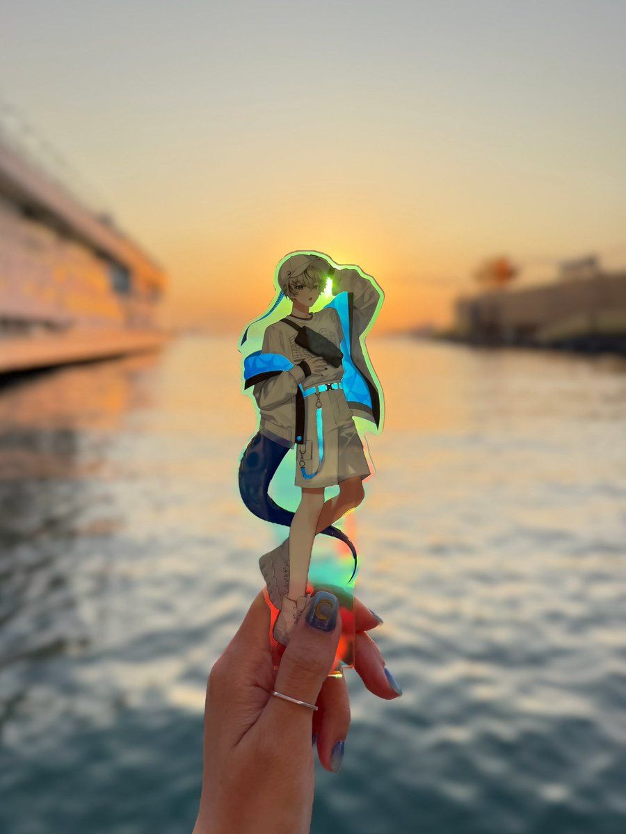 <a href="/cracy_YT/">虧喜┃CRACY</a> 炫彩顏色超美🫠
會透出漸變色～
後來才知道原來衣服有透光的設計！
好驚喜好好看！！🤯