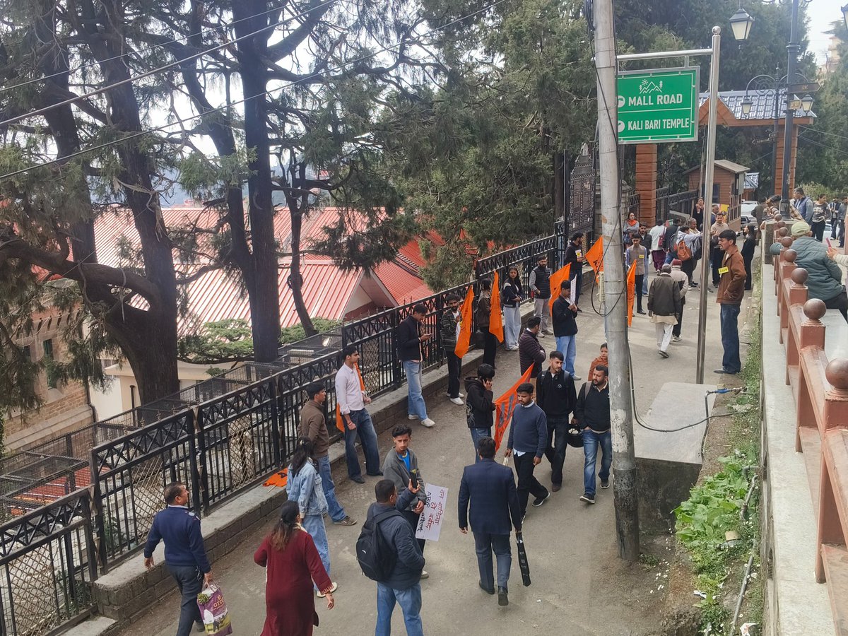abvp4shimla's tweet photo. अखिल भारतीय विद्यार्थी परिषद जिला शिमला द्वारा जिला सिरमौर के शिलाई में हुए पेड़ों के अवैध कटान के खिलाफ उपायुक्त कार्यालय शिमला के बाहर धरना प्रदर्शन किया गया।
#abvp4shimla https://t.co/twuytiCCQ9