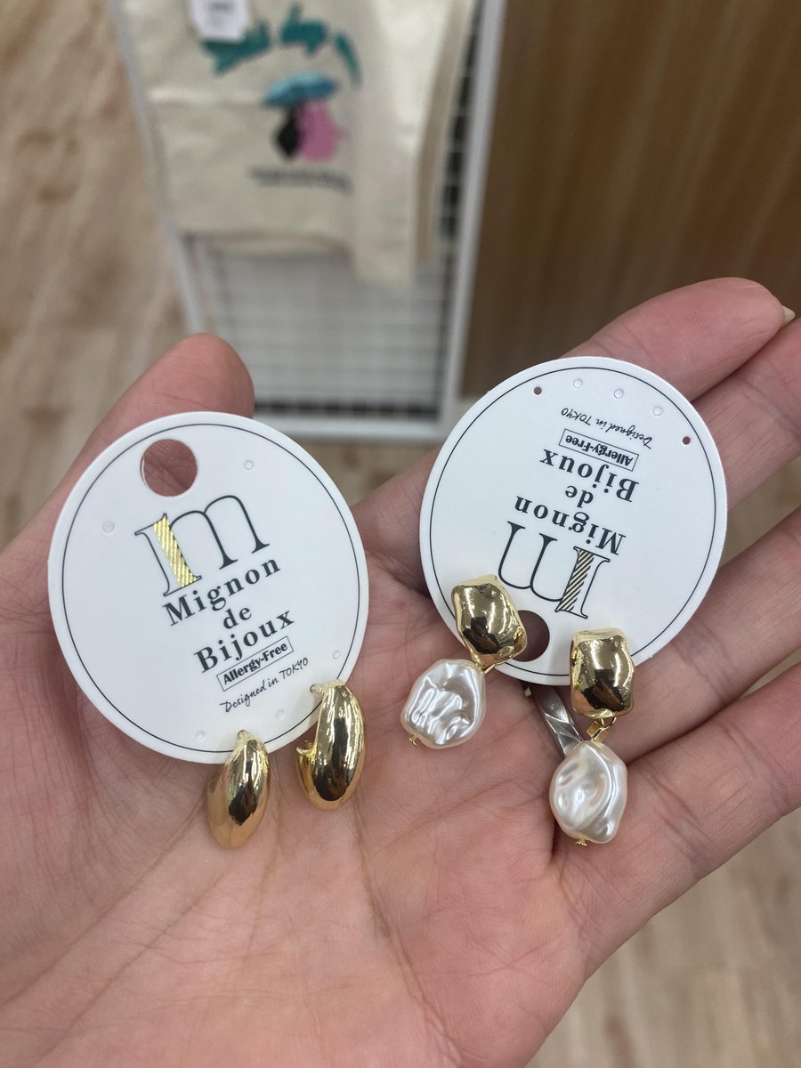 JMX_informatica's tweet photo. 食器を見ていたら、いろんな小さなアクセサリーも目に入りました💍。
耳が敏感なので、樹脂のものしか付けられないんです。
結局2種類買いました。最近は年齢的にゴールド系が好きになってきました。
色が落ちたら処分するつもりです。コスパもいいですね。 https://t.co/EqgrN3YKmo