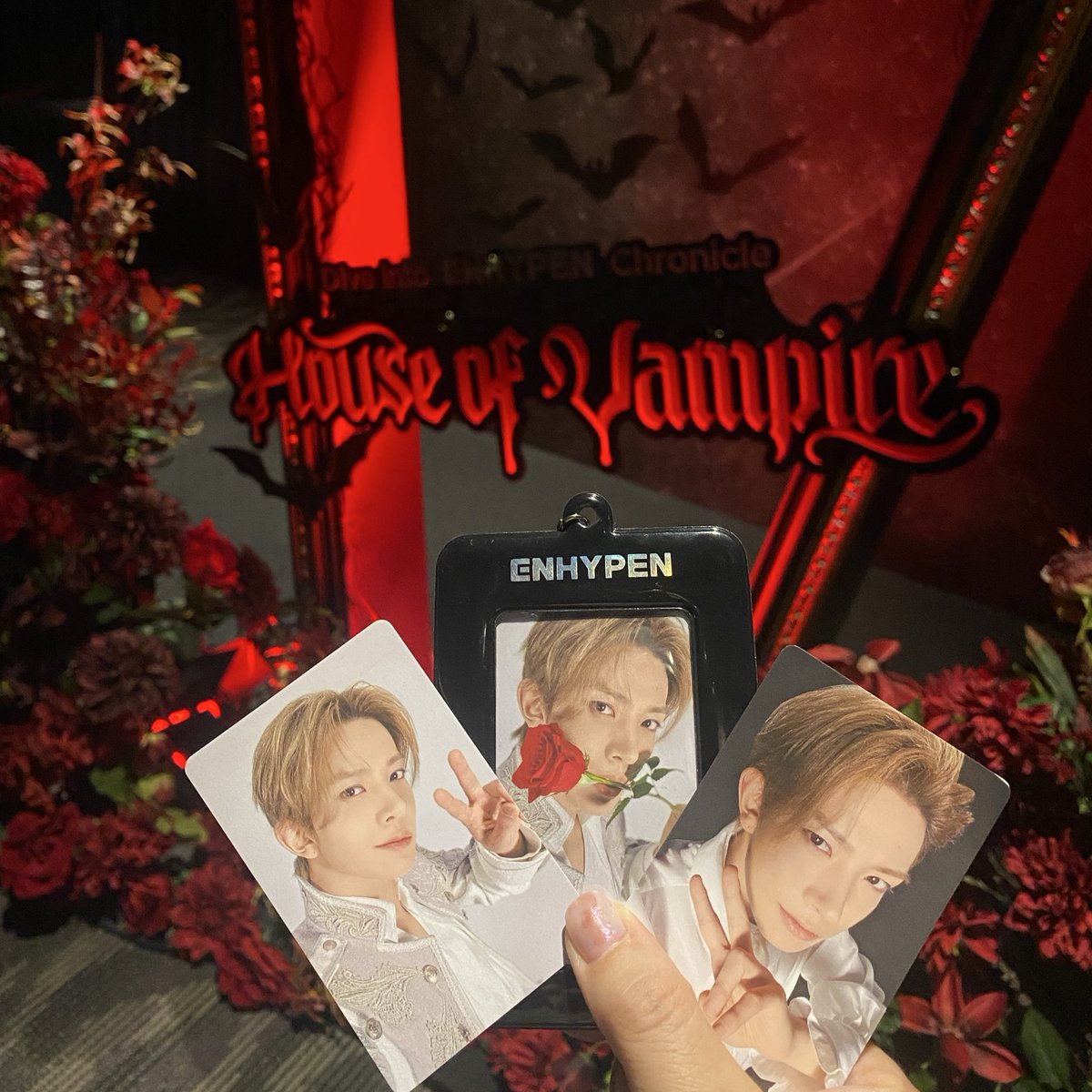 koboota34's tweet photo. 昨日最終日だったHouse of
vampire🧛 行かなきゃ後悔するよね⁉️と思い立って行って来た💨
どのお部屋でもヒスンを探して目に焼き付けた😢
胸がいっぱいになった、、
最後のガチャポンでバッジが
出て、、それだけで報われた気がしたよ🦌🐹
#ENHYPEN_HEESEUNG https://t.co/lFXfrynpxB