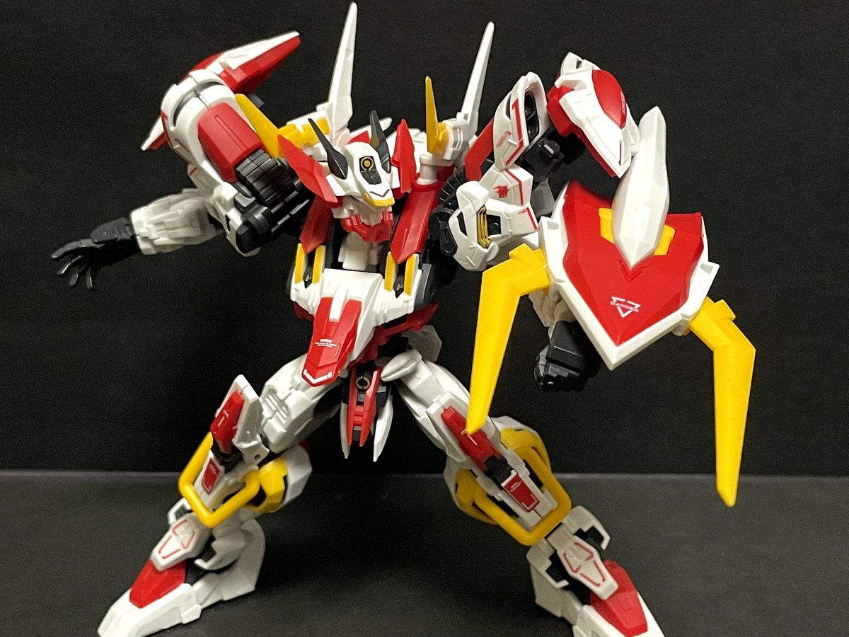 xbwBht5pGFhiIUr's tweet photo. 『バファリオン』組み立て。
名前の通り水牛がモチーフの機体と思われるが、頭部ではなく胴体から伸びている角が特徴。
エフェクトと武装を追加した【神将形態】がシークレットとして収録されているが、8カートンに1体と狭き門。
#SEMBOBLOCK https://t.co/J8KOlWgg74