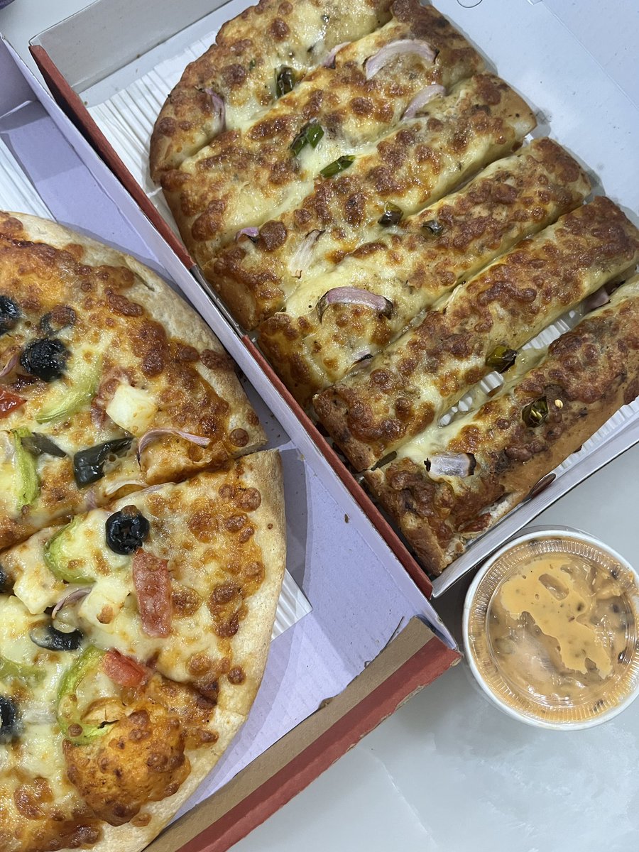 kakawsha's tweet photo. SAY THE THING GUYS! i ate 2 breadsticks and 2 slices of pizza. thankfully its under my tdee. https://t.co/d0YGsWZ0GB
