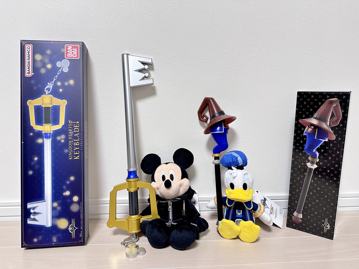 HigureK's tweet photo. キミたちにはちょっと大きいかな😆？

#キングダムハーツ #kingdomhearts 
#キーブレード https://t.co/jWxahzsYvK