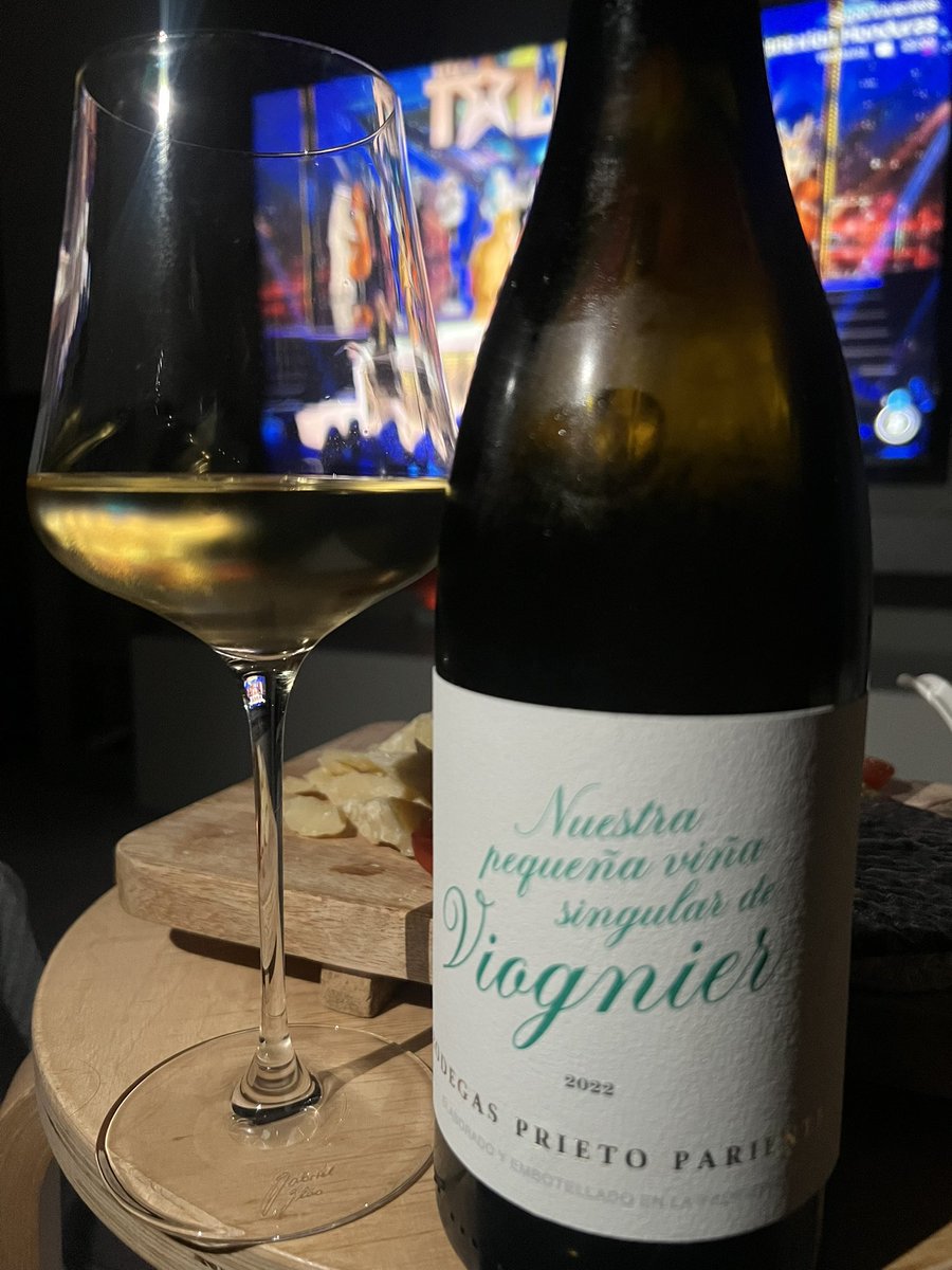 blancojcb86_vv's tweet photo. 🏠 @PrietoPariente 
🍷Viognier 2022
🍇 100% Viognier
📍Castilla y León 

ℹ️ Blanco nacido por error. Pequeña viña escondida se cruzó en el camino de los hermanos Prieto Pariente y, aunque no se planteaban elaborar blancos, aprovecharon para extraer la esencia de esta uva. https://t.co/Zl3qGXuSHB