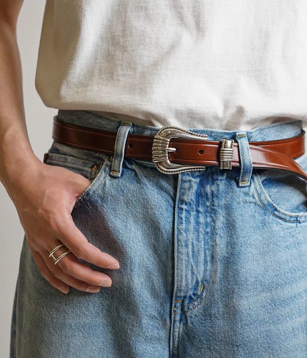 ham50865160's tweet photo. ARKNETS別注TORY LEATHERの『Long 3piese silver buckle belt』

上質なブライドルレザーを使ったアメリカンなデザインのベルトで、別注でロングタイプになっているので垂らせばスタイリングのアクセントとして活躍するやつ

ブルーデニムによく映えるツヤのあるブラウンが良い感じです https://t.co/OsZ0ftiWrD