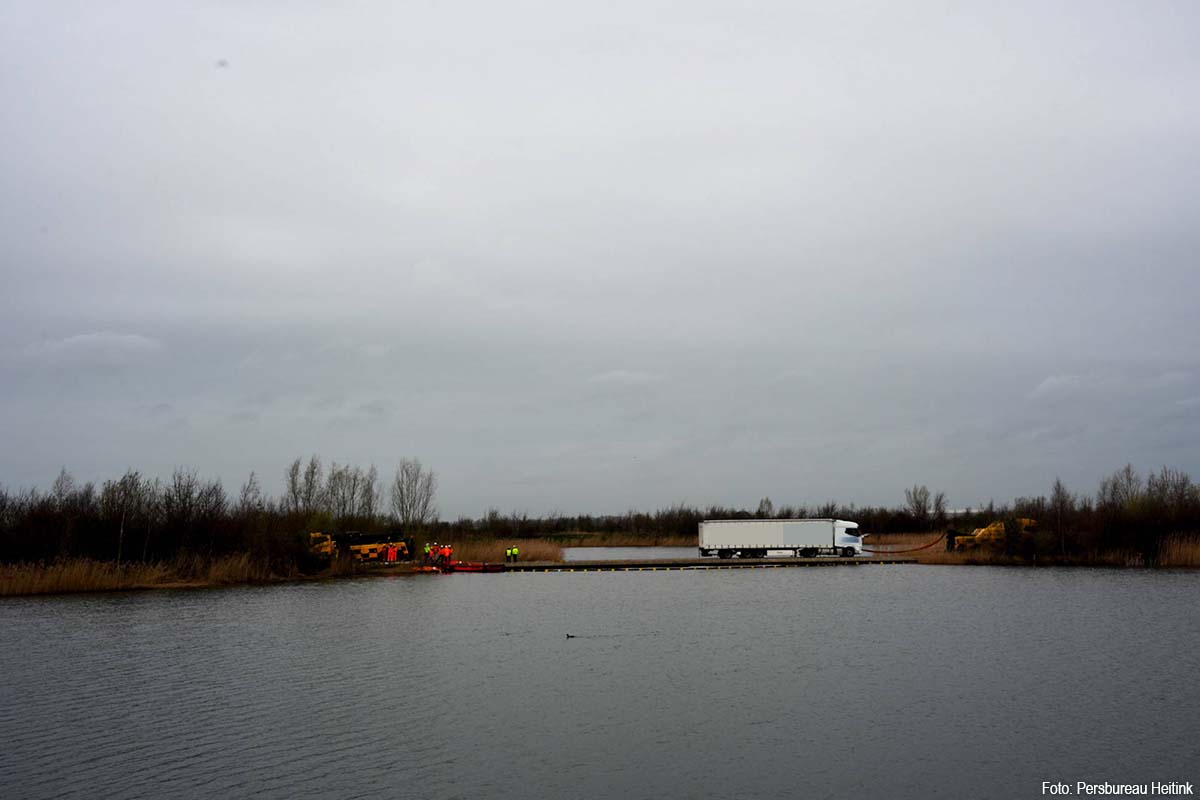 Vrachtwagen zakt door brug in Biesbosch