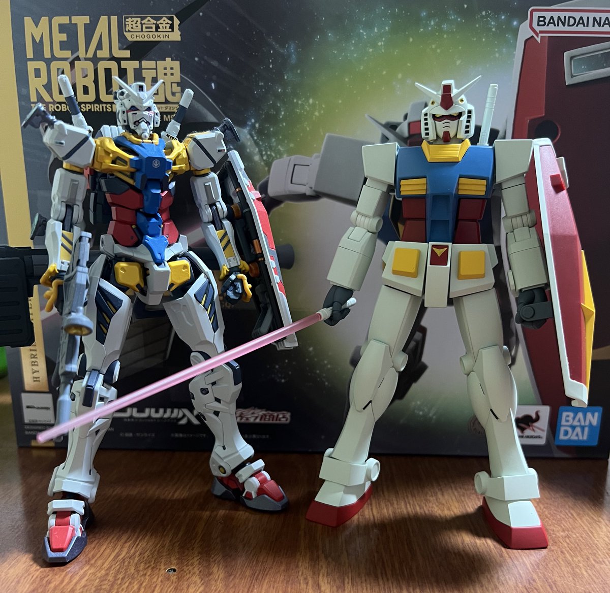 Supercell1116's tweet photo. #プレバン購入品
やっと白いガンダムとガンダム(GQ)並べられた。 https://t.co/9JLRBUIQz7