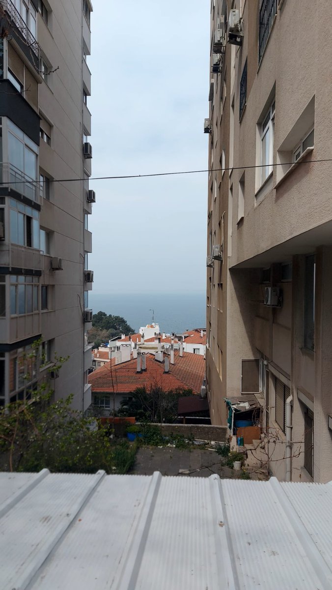 kisiogluonur's tweet photo. İşçiliğiniz bu mudur? Özel tapulu alanlara girip apartmanları direkleriniz gibi mi kullanıyorsunuz hırsız gibi merdiven dayayıp dış cephelerimizi kafanıza göre mi deliyorsunuz? Alt yapı Kablolarınızı bu şekilde saçma çekip mi hizmet veriyorsunuz?  @TurkNetDestek @Turknet https://t.co/fxn5fnUE6R