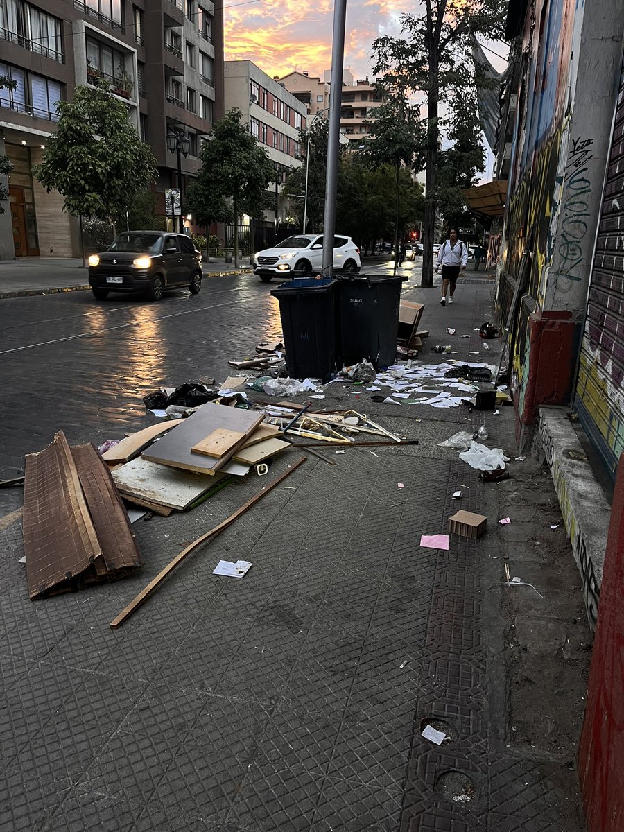 sotiitoz's tweet photo. @desbordes mande a recoger la basura en lira con blas cñas , 2 días de batuta tirada https://t.co/ZBQGIXJy5S