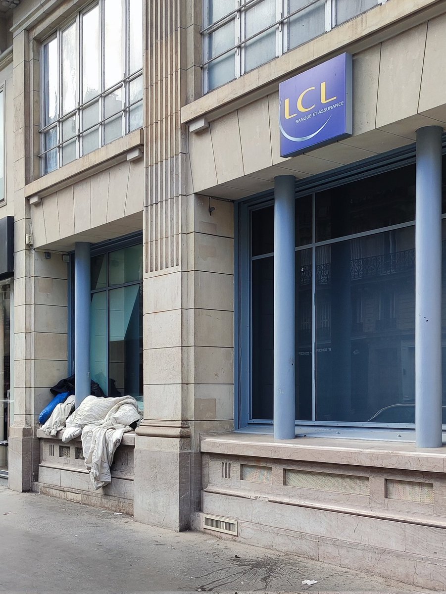 petitartmateur's tweet photo. Ce n'est pas vraiment ce qu'on pourrait appeler une protection bancaire ni même une assurance... Rue de Rennes #paris06 #sansabri #sdf
Jusqu'en 2018, il y avait, ici, au niveau des fenêtres, un dispositif anti-sdf.
On pouvait déjà y voir la présence d'un couchage en juillet 2024. https://t.co/IqtNZgQLTw