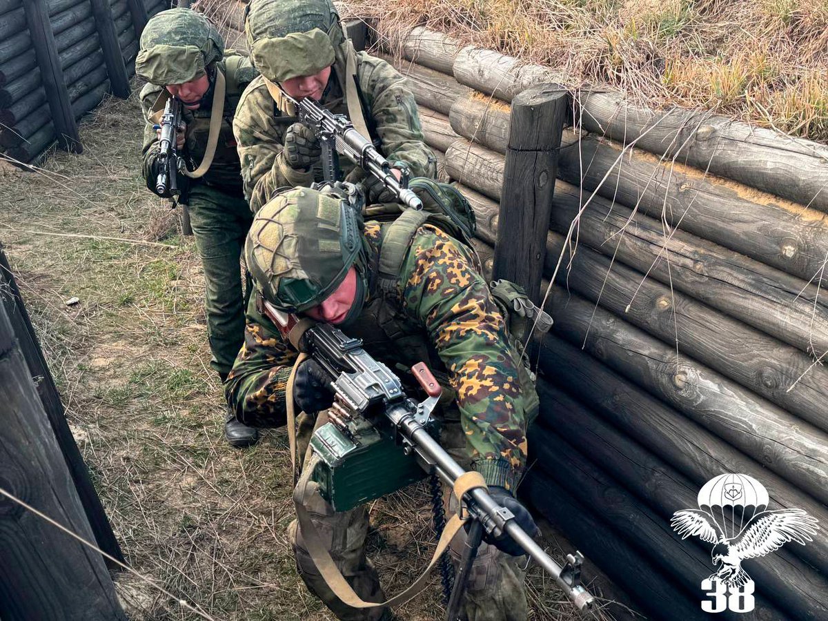 TheGreyPatriot_'s tweet photo. 🇧🇾🇷🇺 Today's training of troops from 38th Brest Separate Guards Air Assault Brigade.
#Russia #Belarus #Belarusian #Today #VDV #Paratroopers #Airborne #Tactical #Training #Military #BTR80 #AK74 #PKM https://t.co/cJlaiRwwG8