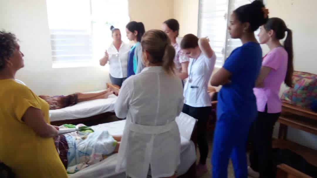 ❤️🏥 Pase de visita que trasciende. En el Hogar Materno de Cruces, los estudiantes de 6to año no solo aprendieron de la evolución de las gestantes; se impregnaron de la esencia del humanismo médico. 🤱 ¡Así se forjan los verdaderos galenos! 🙌✨ #Cruces #CienfuegosXMasVictorias