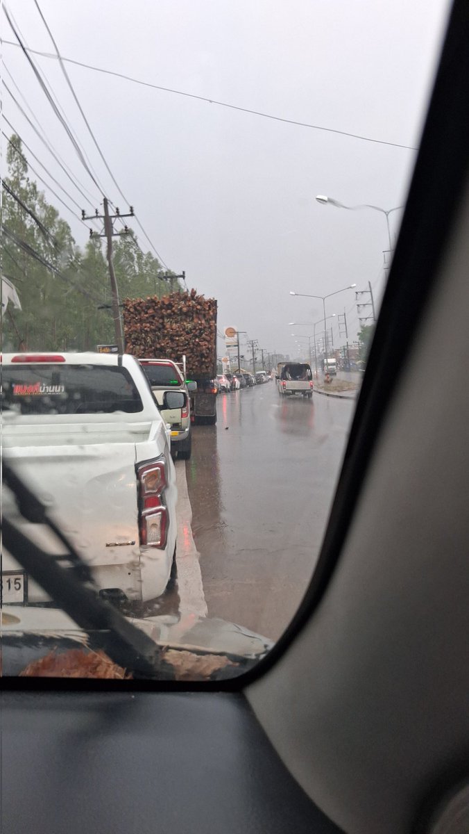 Line for gasoline...
I went to few gas station and they all said no gasoline. .

I hope i can get from this one...
🥲