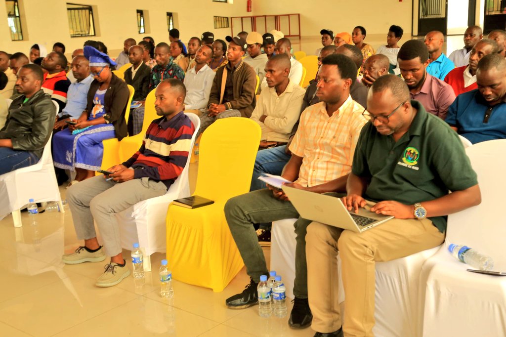 RusiziDistrict's tweet photo. None visi @AlfredHabimana yayoboye inama  nyunguranabitekerezo  y'abahagarariye aborozi n'abaveterineri haganirwa ku mikoreshereze y'inkunga nyunganizi ku bigega bifata amazi n'imashini zo gutunganya ubwatsi ku nkunga y'umushinga wa #RDDP2. https://t.co/I0CoMBQEOE