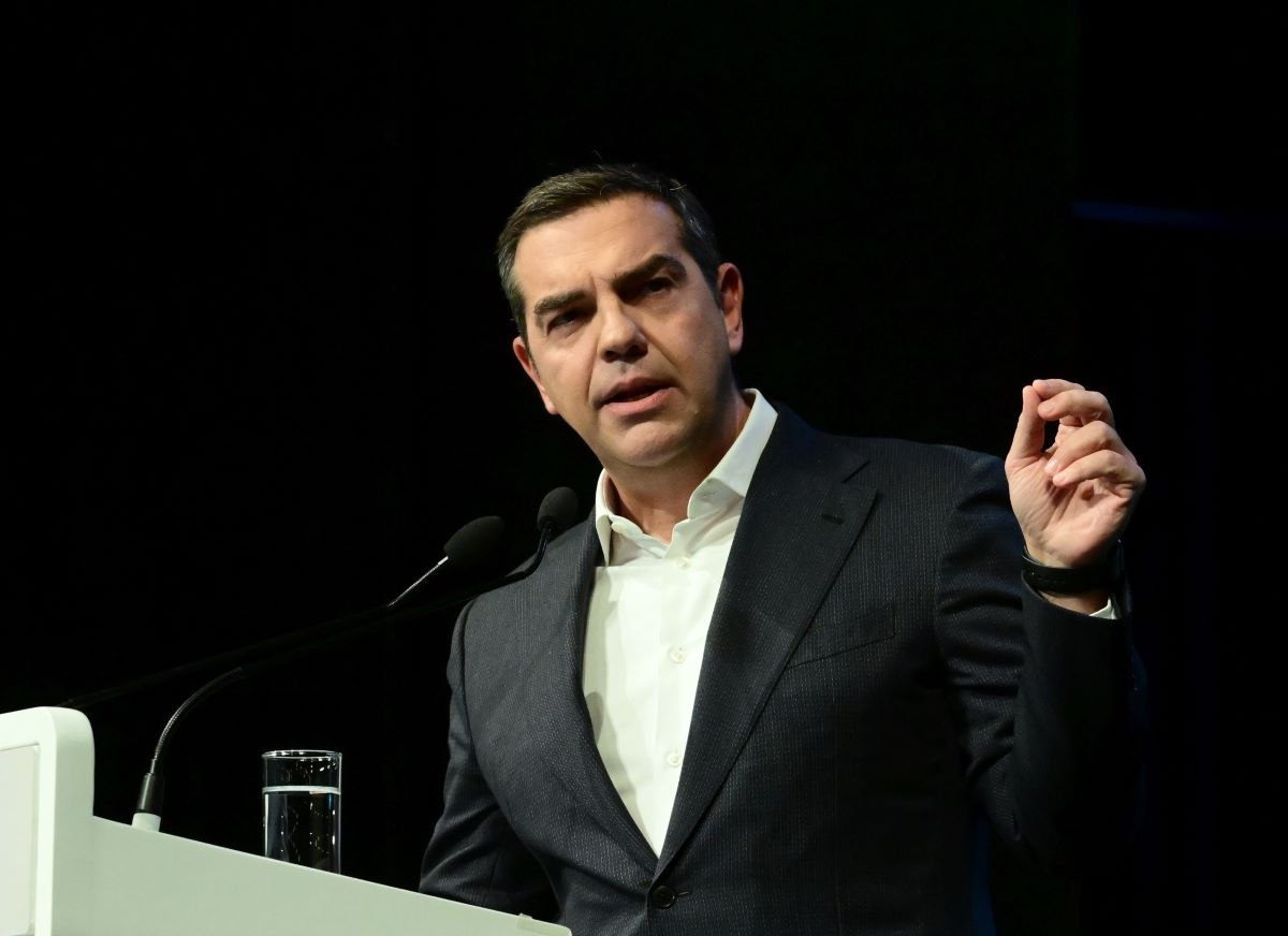 Ο Τσίπρας, κατάφερε να βάλει τις βάσεις για ένα καλύτερο μέλλον, αυτό είναι γεγονός... 
Οι δεξιοί τον βρίζουν επειδή  τους έκοψε τη μάσα και οι υπόλοιποι επειδή δεν ικανοποίησε το κόμπλεξ τους για "επανάσταση "... 

Όσοι δε βγάζετε το μήνα
ή ξυπνήστε ή καλή πείνα... 
#Τσίπρας