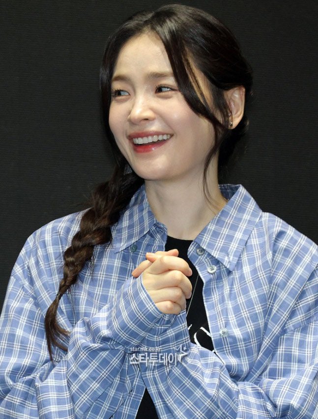 무대인사할때마다 리즈찍는 미도링을 어케 안 좋아하냐고… 오늘 착장으로 입고온거 보면
휀걸들 다 죽일작정이신거같음….