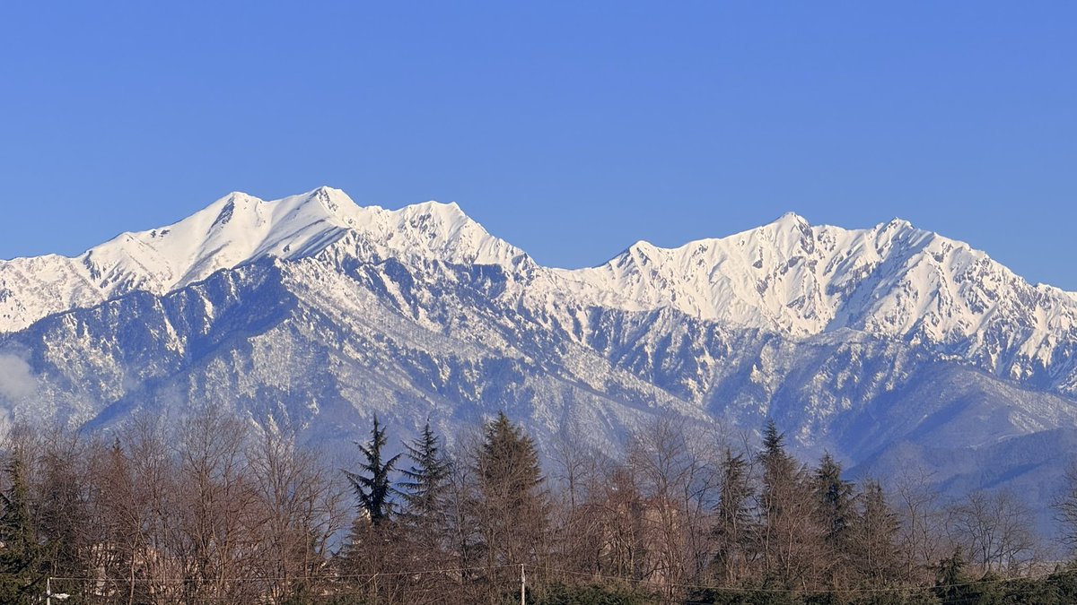 toraya_drone's tweet photo. 本日の山並みです。
日が長く、帰宅してからのランニング中の景色も良いです。
ガソリンは200円越え。

#大町市
#仁科三山 https://t.co/NeDnRfEbFO