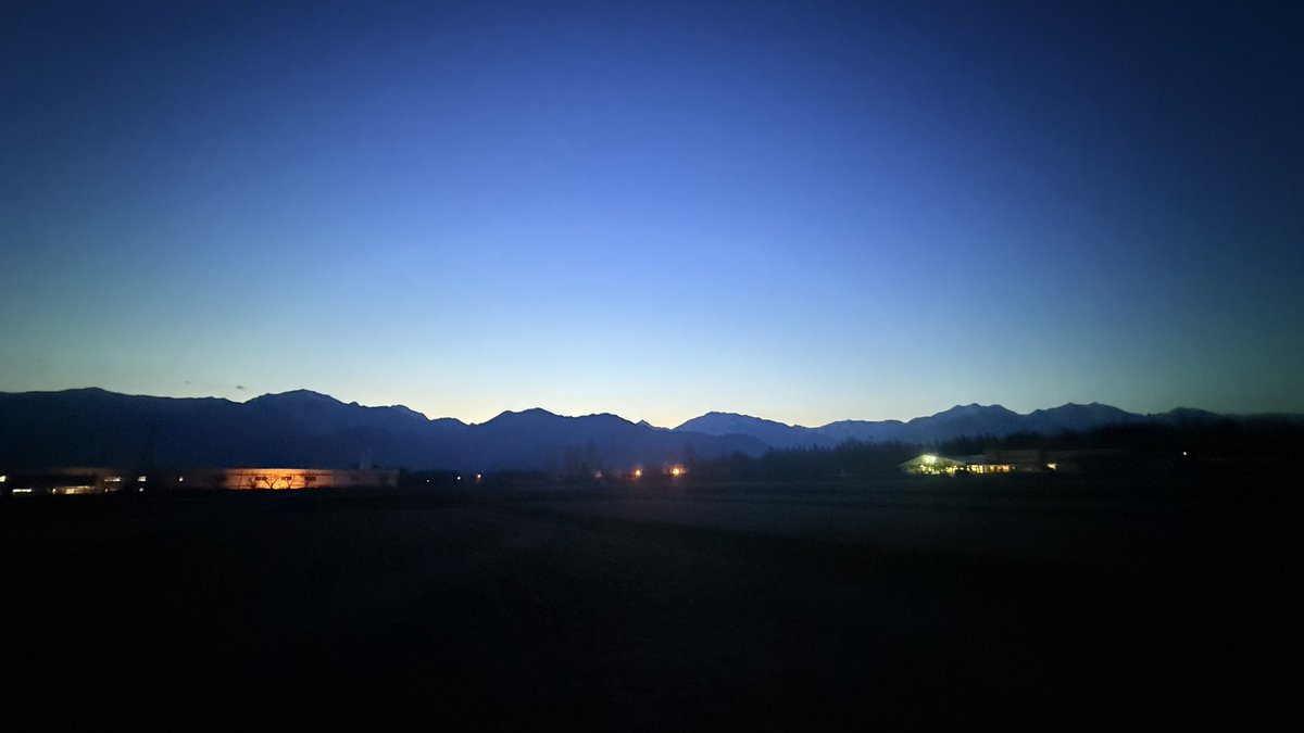 toraya_drone's tweet photo. 本日の山並みです。
日が長く、帰宅してからのランニング中の景色も良いです。
ガソリンは200円越え。

#大町市
#仁科三山 https://t.co/NeDnRfEbFO