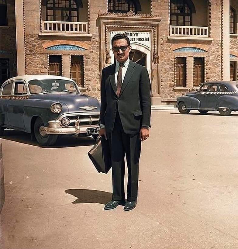 "Namuslu bir hikayen varsa, seni kimse satın alamaz."
- Bülent Ecevit