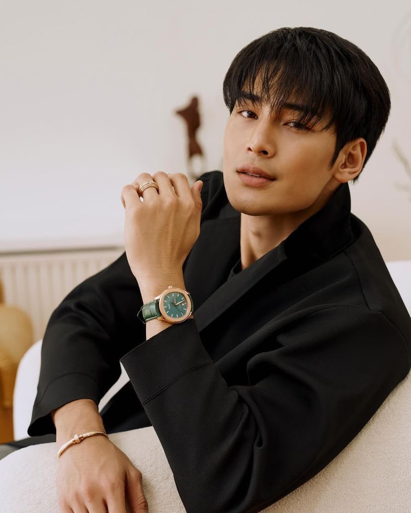 : ขอโทษนะที่ลูกน้องผมไปเรียกคุณแบบนั่นน่ะ

: เรียกว่าอะไรหรอ

: ก็ที่เรียกคุณว่าซ้อไง คือ…ปกติพวกนี้มันเรียกผมว่าเฮียน่ะ มันเลยเรียกคุณว่าซ้อไปด้วย คงกะจะล้อมผมน่ะ

: ไม่เห็นเป็นไรเลย เป็นซ้อของเฮียก็ฟังดูดีไม่ใช่หรอ

: คุณรู้ความหมายไหม

: ไม่อ่ะ…

: ตามนั้นครับ ซ้อก็ซ้อ