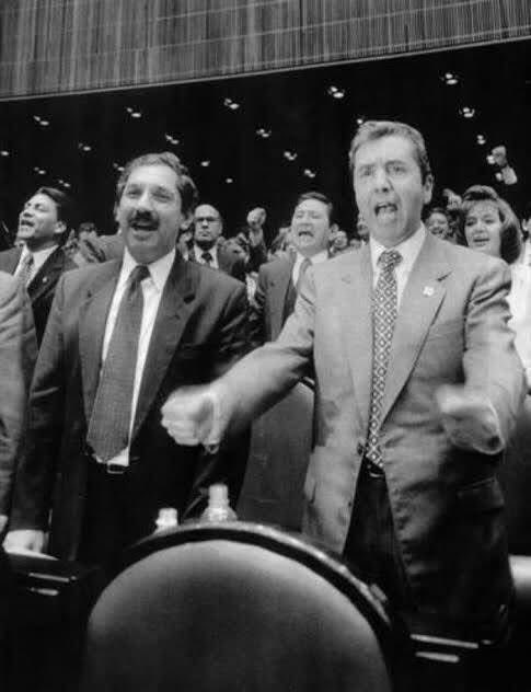 Un día como hoy, pero de 1995, este tipejo, Roque Villanueva, celebraba así, el aumento en el IVA del 10 al 15%.

Y después el <a href="/PRI_Nacional/">PRI</a> se sorprende porque perdió la confianza del pueblo. #Cínicos