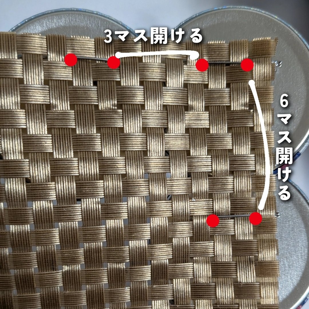 nato_968's tweet photo. A3痛バ70個で組んだら上隙間できる人向け
画像の通りに組んだら隙間できません⚆.⚆‼️

持ち運んだりしても落ちなかったのでおすすめです👶🏻🎵
それでも落ちるって人は、ランチョンマットの裏と痛バにマステを貼り、両面テープで固定しましょう🕊➰

※画像は57mm缶バッジです※ https://t.co/SmevE1E5OF