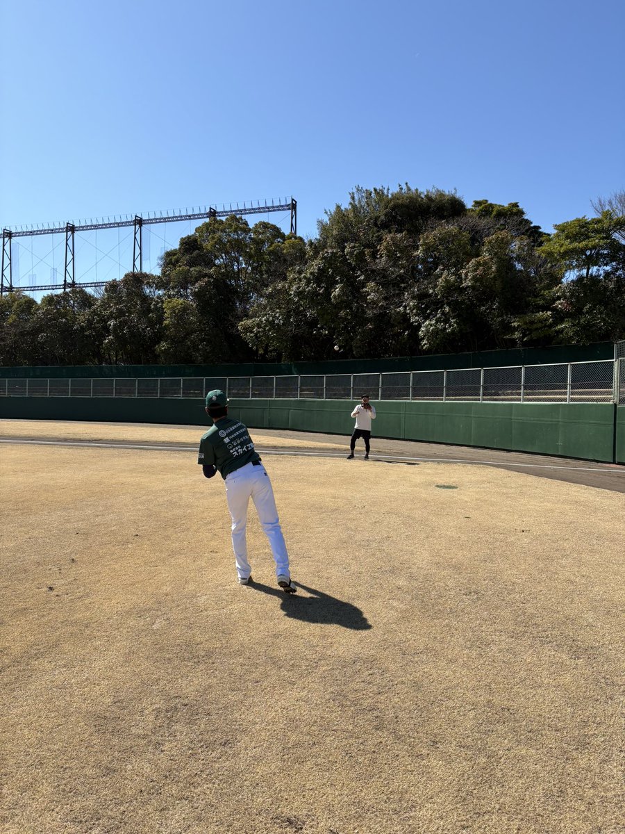 先日
#千葉スカイセイラーズ さん
とのOP戦の試合前練習の際に、
＃荻野貴司 選手がお越しくださいました！

千葉ロッテマリーンズで長年活躍し、
ゴールデングラブ賞を2度（19.21）
2021年には最多安打者賞と最多盗塁者賞と
様々なタイトルを獲得。

今シーズンからはチェコリーグ
Draci