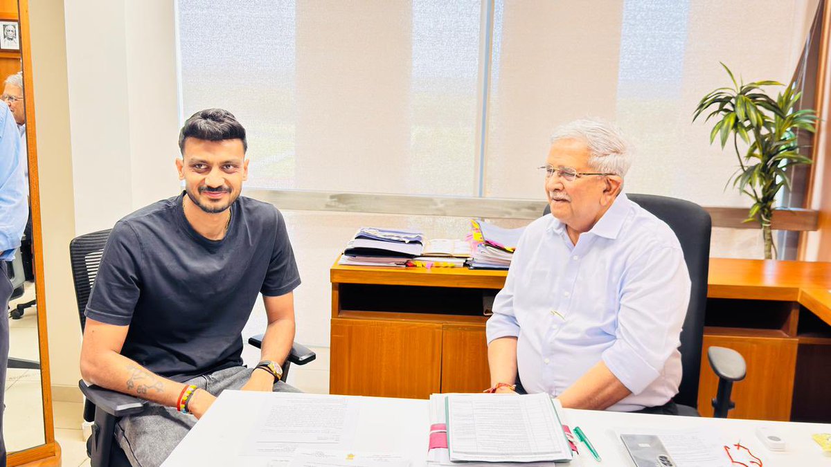 આજરોજ ગાંધીનગર સચિવાલય સ્થિત કાર્યાલય ખાતે ભારતીય ક્રિકેટ ટીમના ઓલરાઉન્ડર અને સમગ્ર દેશ તેમજ રાજ્યના ગૌરવ શ્રી અક્ષર પટેલે શુભેચ્છા મુલાકાત લીધી.

મુલાકાત દરમિયાન તાજેતરમાં ભારતીય ક્રિકેટ ટીમ દ્વારા જીતવામાં આવેલ T20 મેન્સ ક્રિકેટ વર્લ્ડ કપ માટે અભિનંદન સહ શુભકામનાઓ પાઠવી.