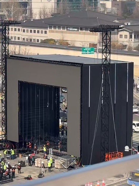 radi_morara's tweet photo. The stage for live comeback is insanely huge!! I can’t wait! https://t.co/qAYexgoyvF
