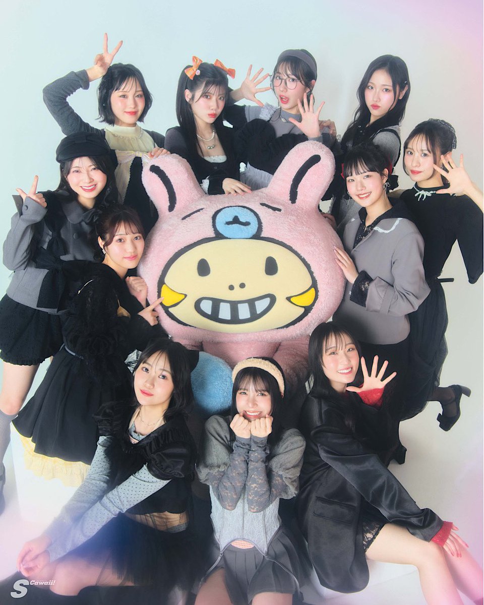 mag_scawaii's tweet photo. 【S Cawaii!5月号 好評発売中🎈✨】

特別版の表紙は #ミニモちゃん と #juicejuice 🍹🍹🩷
#段原瑠々 #井上玲音 #工藤由愛 #松永里愛 #有澤一華 #入江里咲 #江端妃咲 #石山咲良 #遠藤彩加里 #川嶋美楓 #林仁愛

一世を風靡した平成を代表するアイドル、��ニモニ。の公式キャラクター・ミニモちゃんがエスカワに降臨❣️
記念すべき初表紙＆雑誌出演を、今バズりまくり＆日本いち＂炎＂が似合う超実力派アイドルグループ・Juice=Juice と一緒に飾ってくれました💃🔥
全12 ページにわたって、ミニモちゃんと一緒に大・大・大注目の11 人に迫っていきます✊🏻🔥✨

そして【特別版】をインフォスクエアにてご購入の方は「限定ポストカード」をプレゼント🎁
数量限定なのでお早めのご購入がオススメです🪄

【特別版】ご購入はこちら🍹🍹🩷
https://t.co/od7itmhLYd

⬇️詳細はこちら📚
https://t.co/L2CI4migxi

#ハロプロ