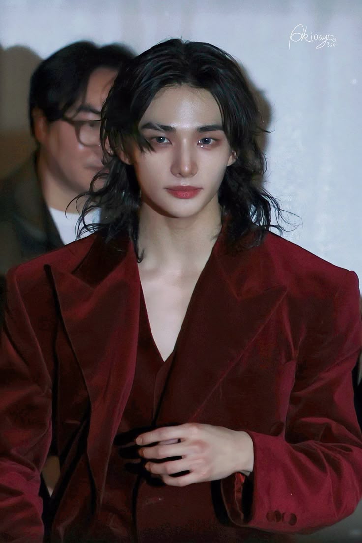 Setelah nyaris 20 tahun kpopan akhirnya ada 1 bias gue yg dibilang cakep sama nyokap gue: Hwang Hyunjin 😭😭😭 setelah gue memperlihatkan video-video Hyunjin dari rambut botak sampe rambut panjang 😭😭😭 hepi soalnya semua bias gue dr dulu selalu dibilang ga cakep ama emak gue🥲