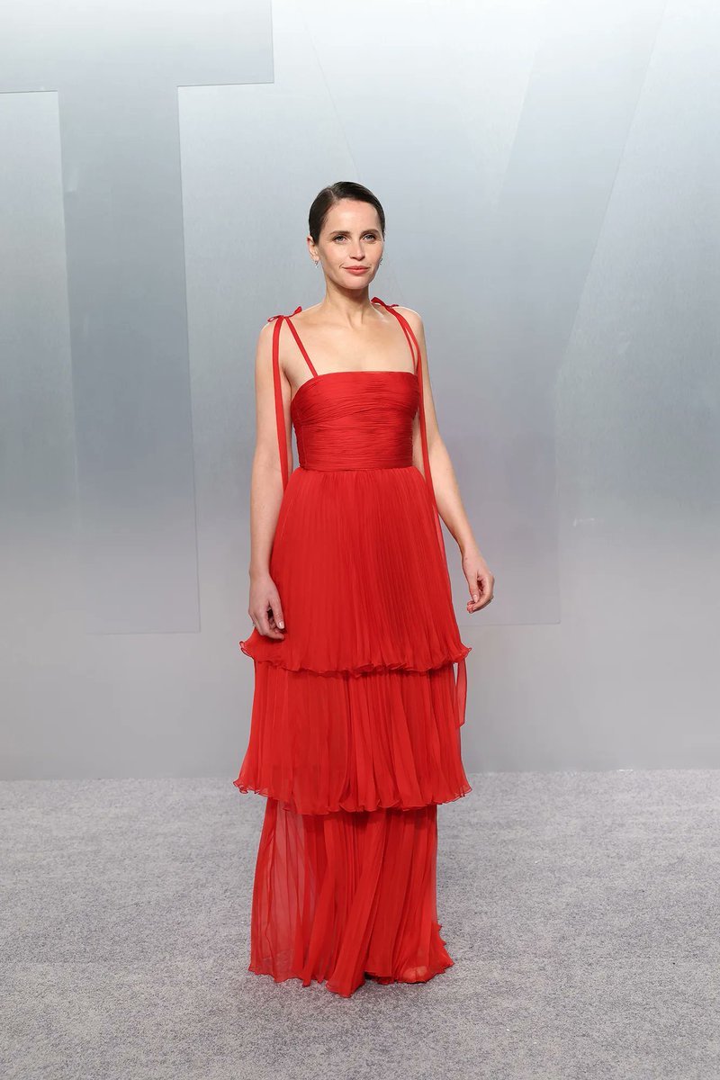 UnaiQuijada's tweet photo. Felicity Jones was lookig radiant in bespoke Valentino while attending the 2026 Vanity Fair Oscar Party held at the Los Angeles County Museum of Art in Los Angeles, California ❤️ 

#VanityFairOscarParty #VanityFairParty #Oscars #FelicityJones https://t.co/CyWTX8hq7D