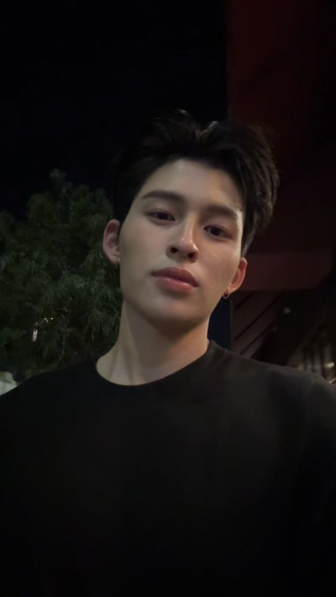 seongsgf's tweet photo. his lips…. https://t.co/hauTi2MjKk