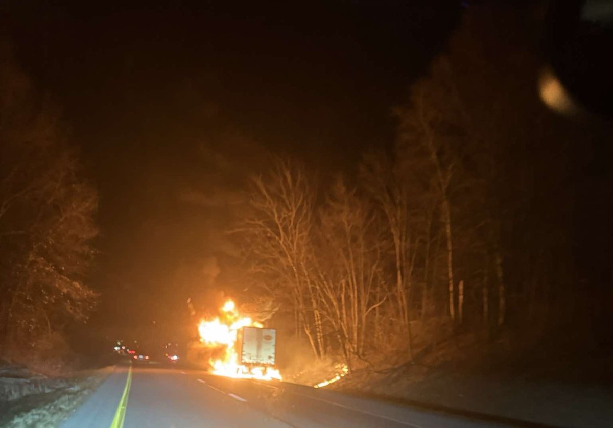 EvansvilleWatch's tweet photo. Semi on fire on EB I-64 near the 21.5 mile marker in Vanderburgh County. 

#tristateroads
#ewatch

Service powered by K &amp; W Premier Heating and Air https://t.co/pIvGwzhcXz