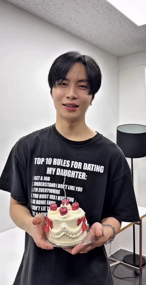 ทุกคนจ้างลูกนี่เหอะ นางไม่มีงานจนตังหมดต้องใส่เสื้อเป็นรู ด้ายหลุด คอย้วยแล้ว จ้างน้องหน่อยนะคะน้องไม่มีตังจริงๆ😭😭😭😭😭😭😭😭😭😭😭😭😭😭😭😭😭