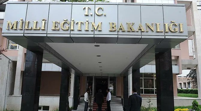 Soldaki sağdakinden daha fazla öğretmen istihdam ediyor