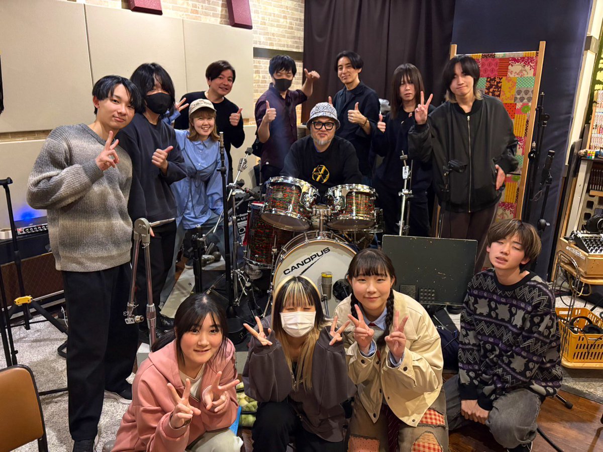 kooootaro's tweet photo. 年度最後の授業が無事に終了^ ^
講師陣がガチでレコーディングしつつ音作りやエディットまで説明しながら生徒達もガッツリやり込む内容だったんですが、めちゃくちゃ良い内容だった。
これは来年もやりたい✨ https://t.co/eWecen6Dd6