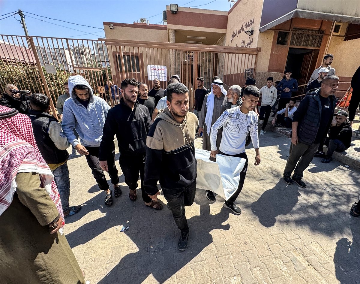 😢Gazze'de göz yaşı dinmiyor. 🇮🇱İsrail'in bir aracı hedef aldığı saldırıda 3 kişi hayatını kaybetti..