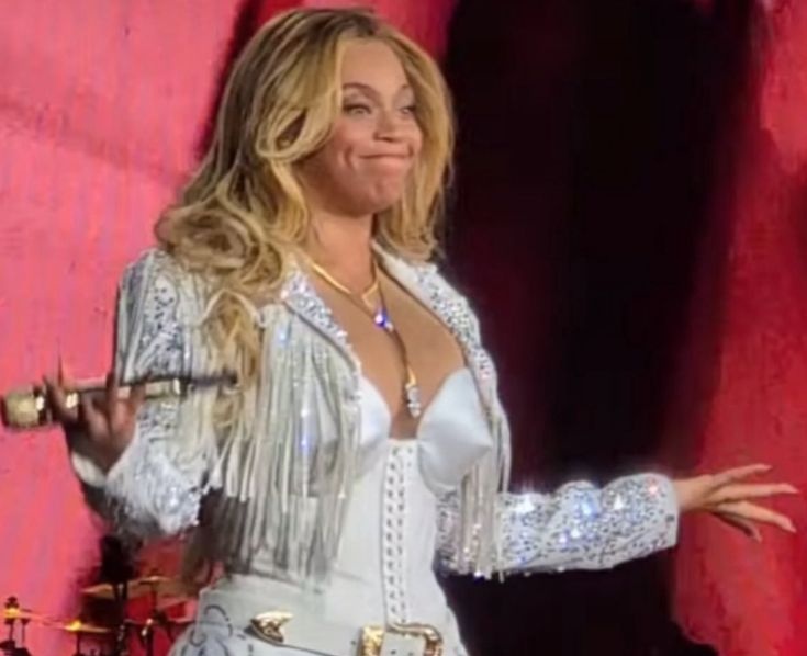 carolknowless's tweet photo. @beyonceaccess @Beyonce ela assim "ngm faz um produto que preste, eu tive que fazer né" https://t.co/OfyVzyIMau