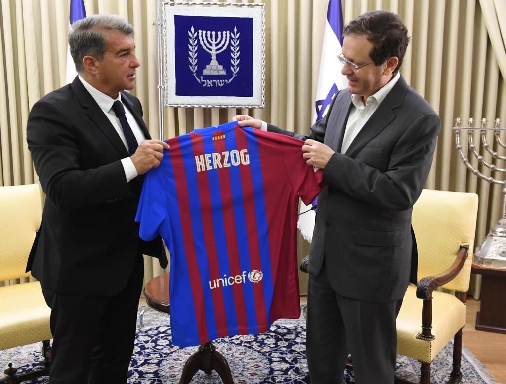 La Comunitat Jueva de Barcelona felicita a “tot la gent blaugrana”, per la celebració de les seves eleccions. Així mateix, felicitem <a href="/JoanLaportaFCB/">Joan Laporta Estruch</a> per la seva reelecció com a president del club, desitjant-li encerts en aquesta nova etapa al capdavant d’una entitat de referència
