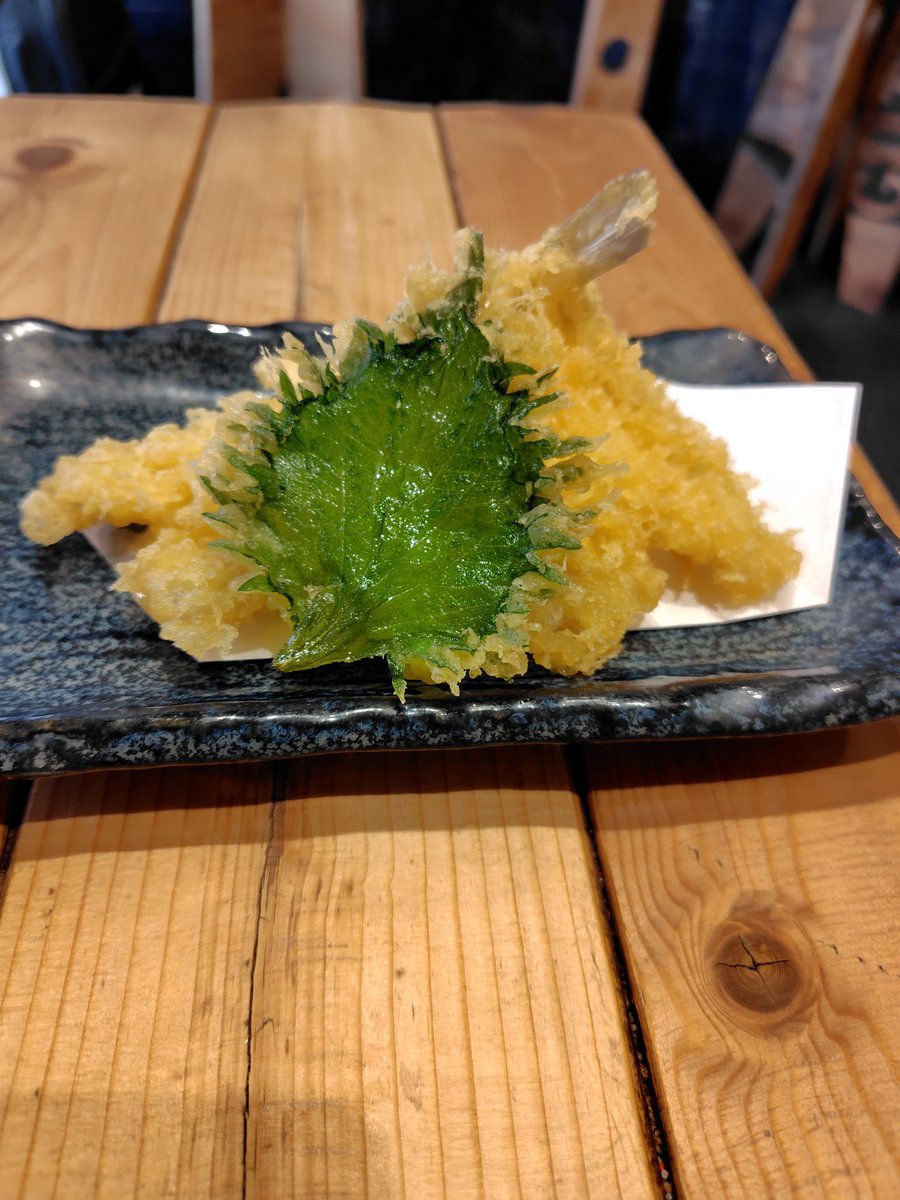 気になってたお店に入って桜うどんとキスと筍、大葉の天ぷらのセット。
優しい味でおなかいっぱい。