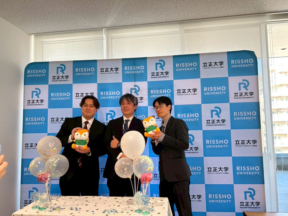 RisshoMet's tweet photo. 【第73回 #立正大学 大学院 修了式】

気象分野から2名が修了🎓
石川さん・大野さん、おめでとうございます！

大学院生活、本当にお疲れさまでした。
研究室で積み上げた経験を武器に、
次のステージでの活躍を楽しみにしています！

#立正気象 https://t.co/yVOo71M42w