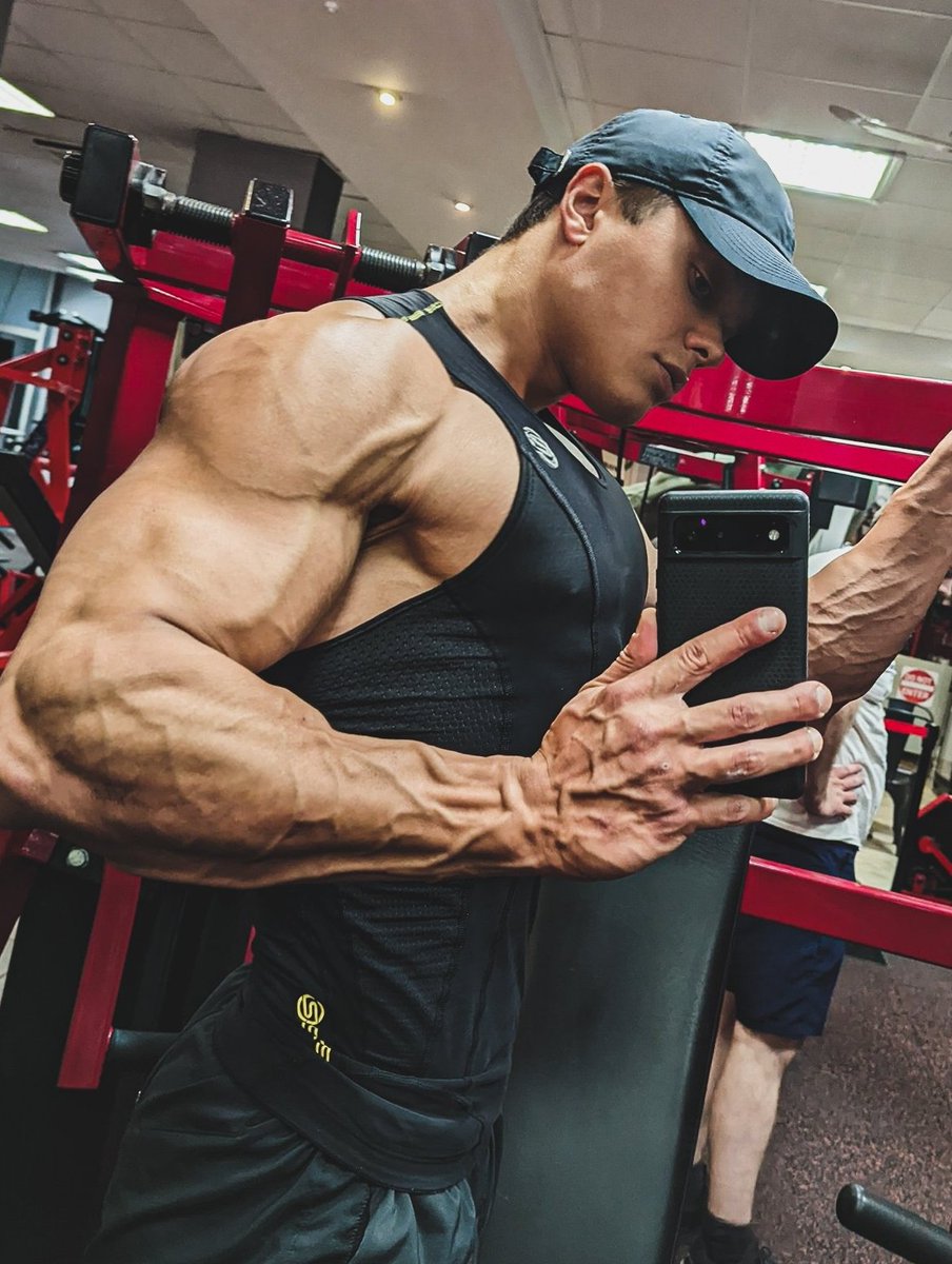 pro bodybuilder Andrew tweet media